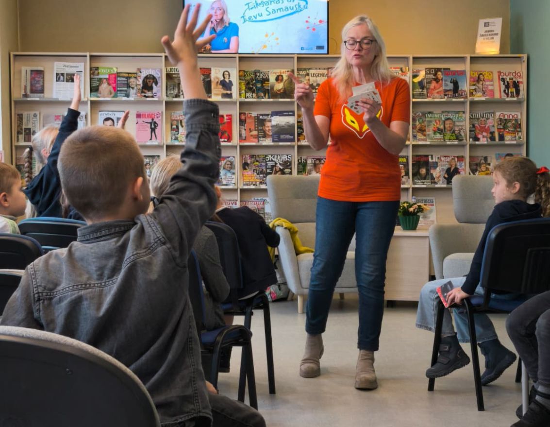 Sirsnīgas sarunas un dzejas mīklu izaicinājums ar Ievu Samausku