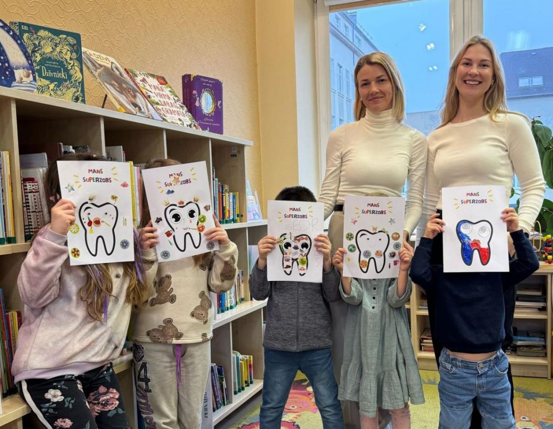 Ar grāmatu lasī&scaron;anu, sarunām un rotaļām iepazina zobu kop&scaron;anas nozīmi