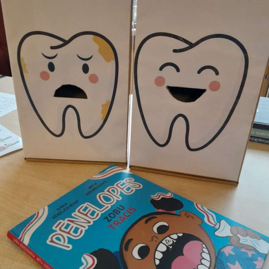 Ar grāmatu lasīšanu, sarunām un rotaļām iepazina zobu kopšanas nozīmi