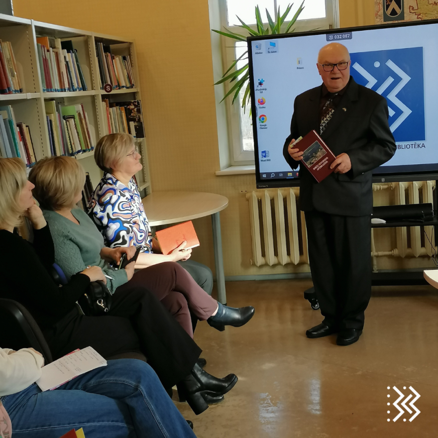 Bibliotekāru tik&scaron;anās ar vēstures pētnieku Petrasu Juknevičiusu