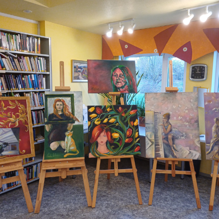 Kristīnes Selanes gleznu izstādes atklāšana