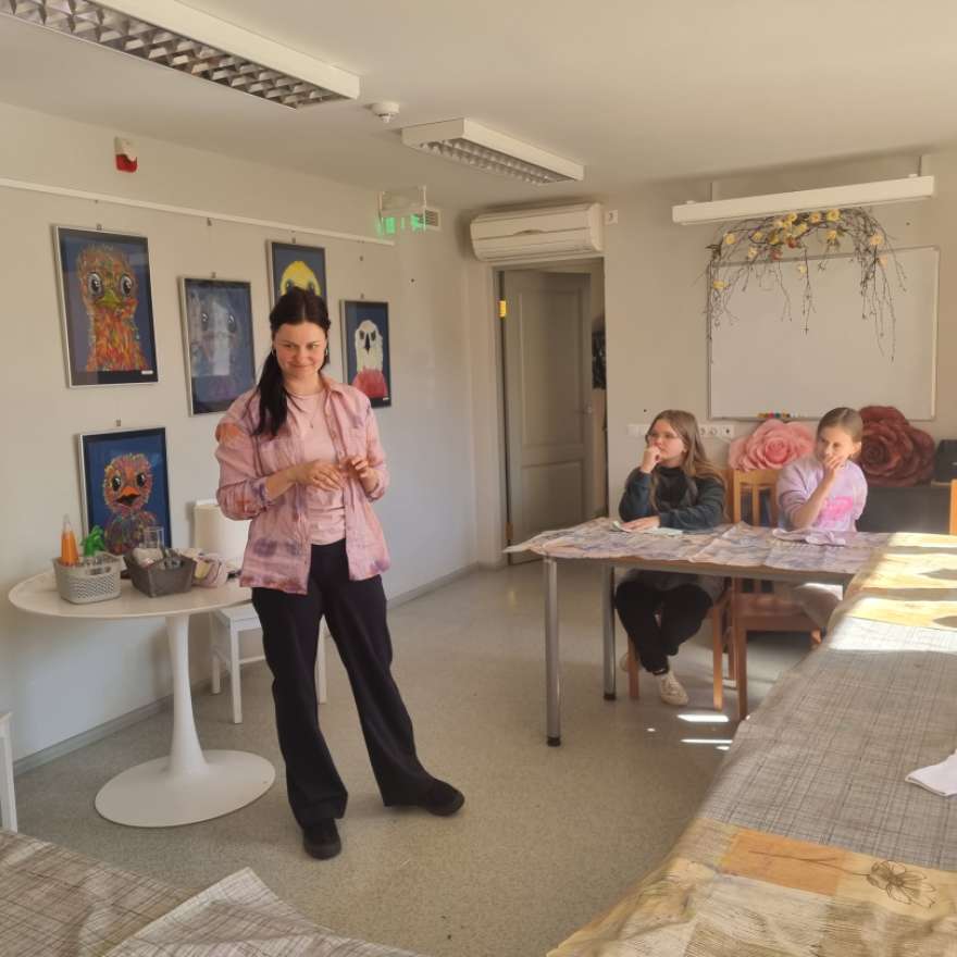 Krāsainu zeķu batikošanas nodarbība bērniem