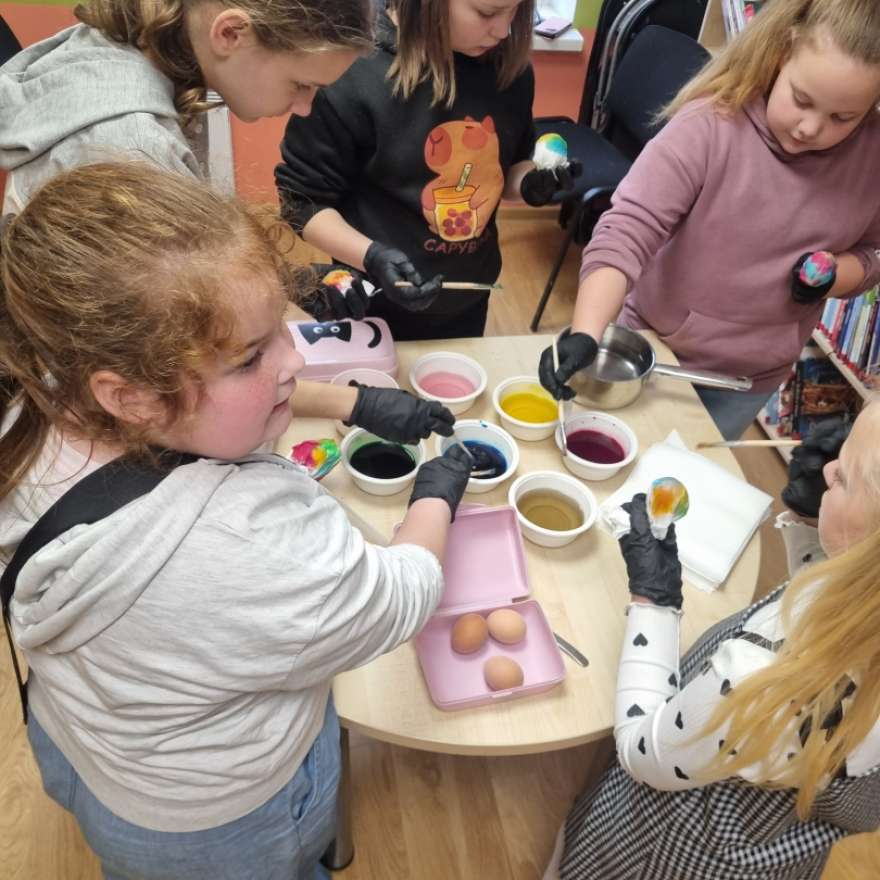 Lieldienu olu krāsošana Zālītē