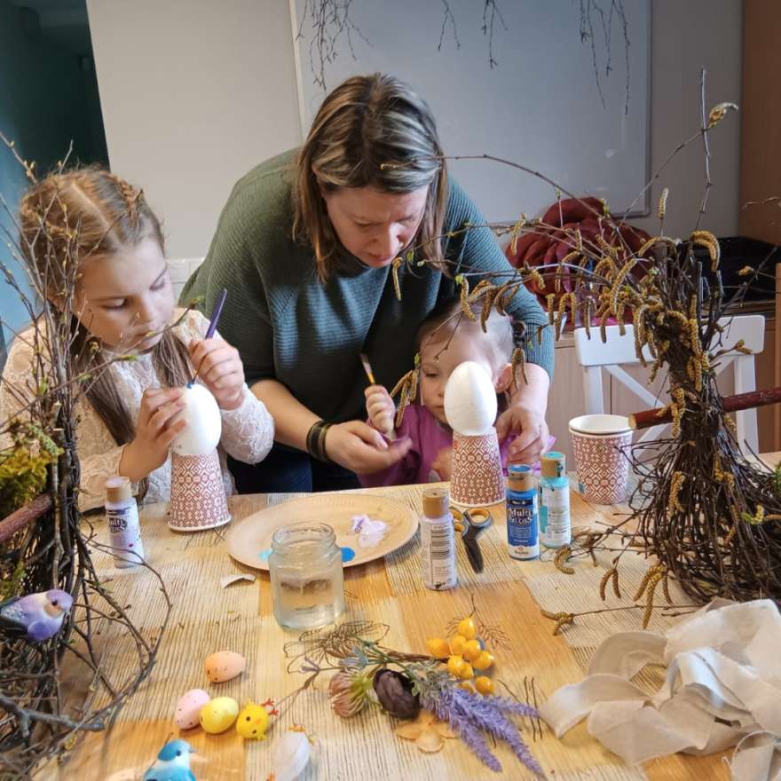 Lieldienu dekora veidošanas nodarbība Zorģu bibliotēkā