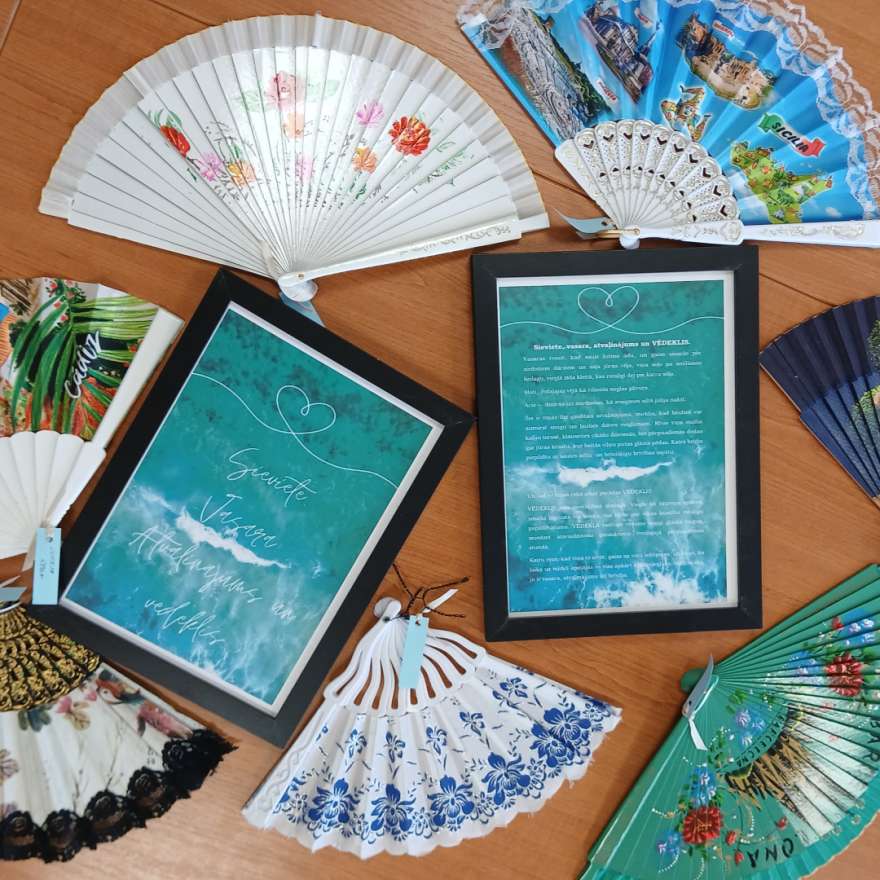 Izstāde bibliotēkā. Sieviete. Vasara. Atvaļinājums un VĒDEKLIS