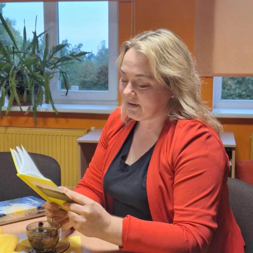 Aizvadīta tikšanās ar vietējo dzejnieci Inesi Kukuti  