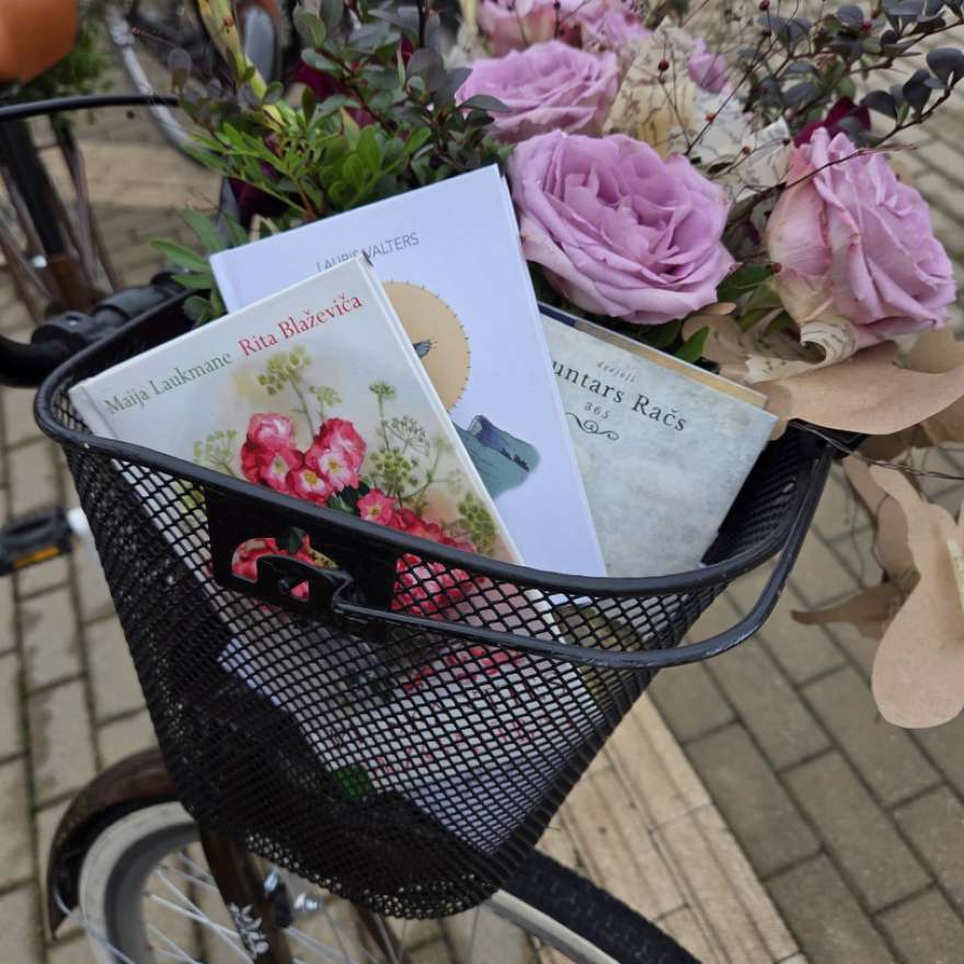 Dzejas dienu zibakcija Iecavas pilsētas ielās 