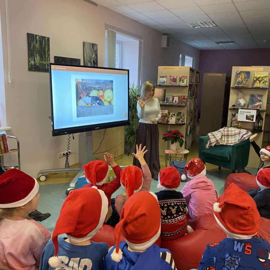 Codes bibliotēkā aizvadīta tikšanās ar rakstnieci un dzejnieci Eviju Gulbi