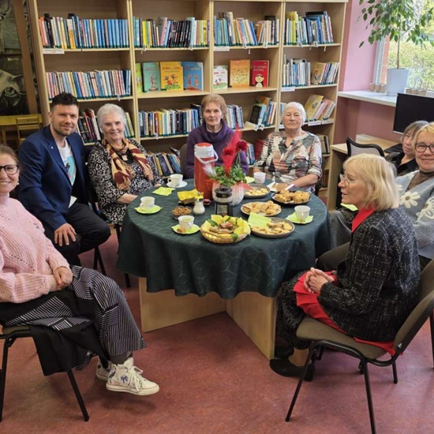 Aizvadīta sirsnīga un iedvesmojoša tikšanās ar mākslinieku Bruno Bahu