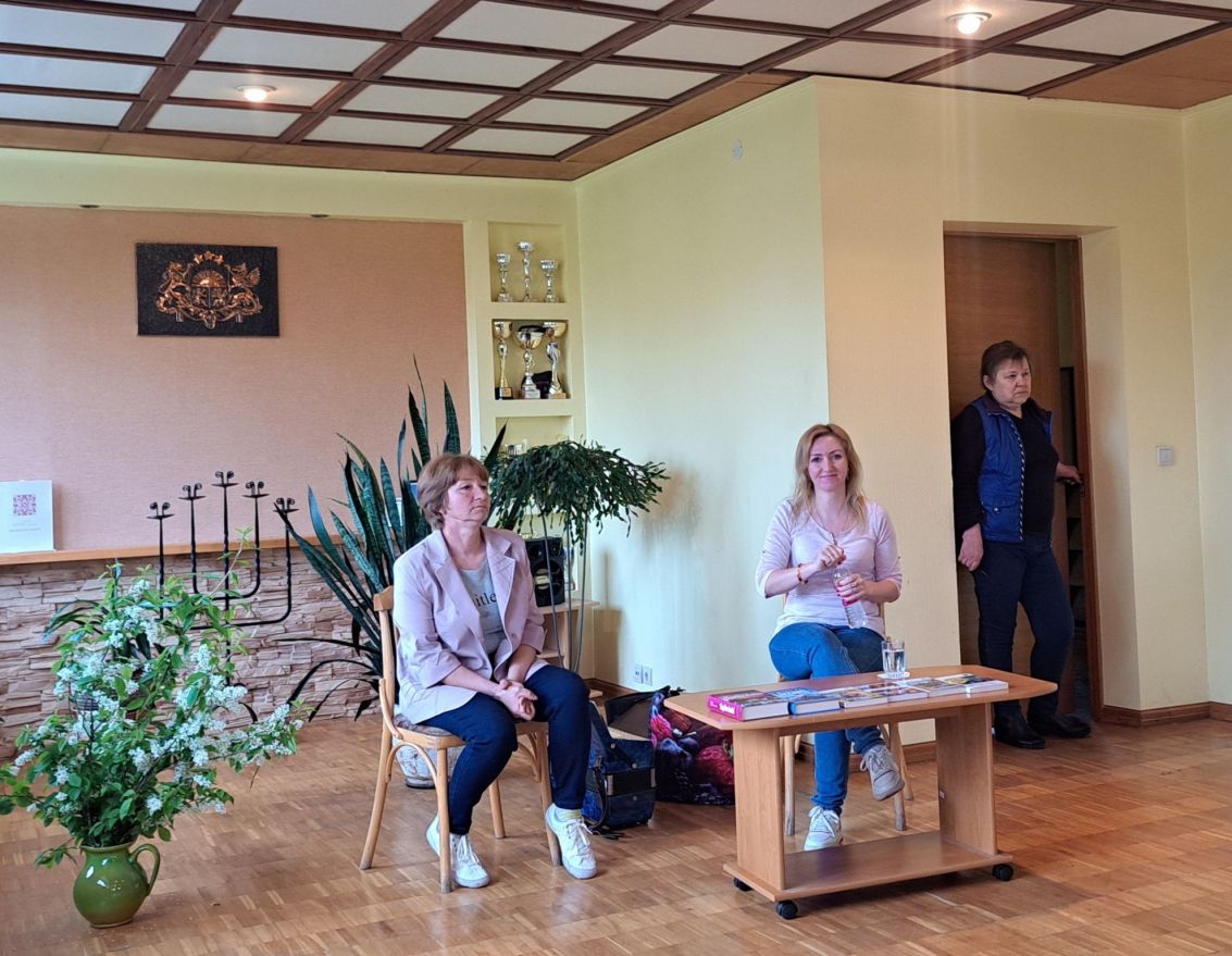  Tik&scaron;anās ar rakstnieci Andru Ru&scaron;mani - Vēju Skaistkalnes pagasta bibliotēkā