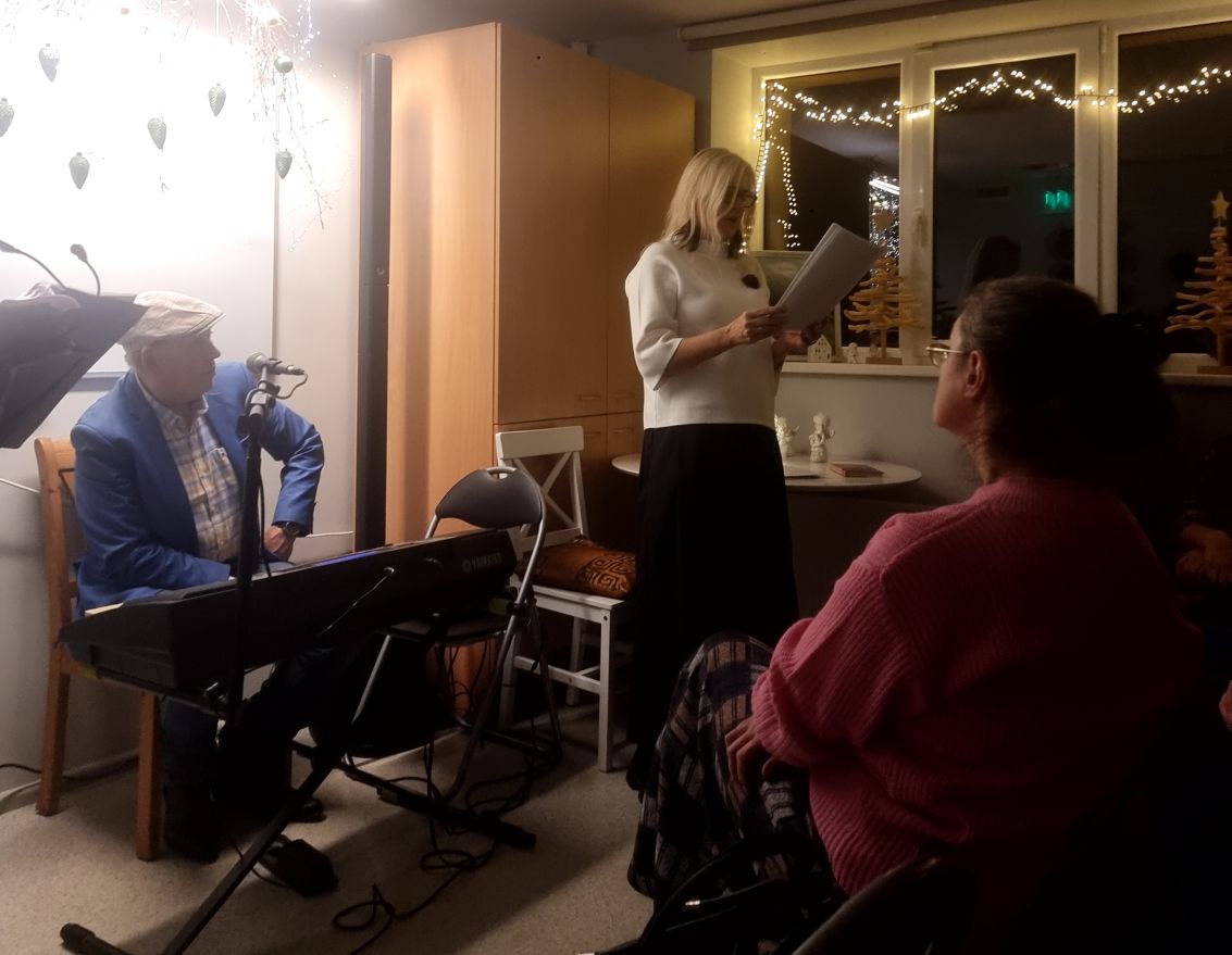 Literāri muzikāla tik&scaron;anās Ziemassvētku noskaņās ar Lindu Tīmani, Kasparu Tīmani un Normundu Jaku&scaron;onoku