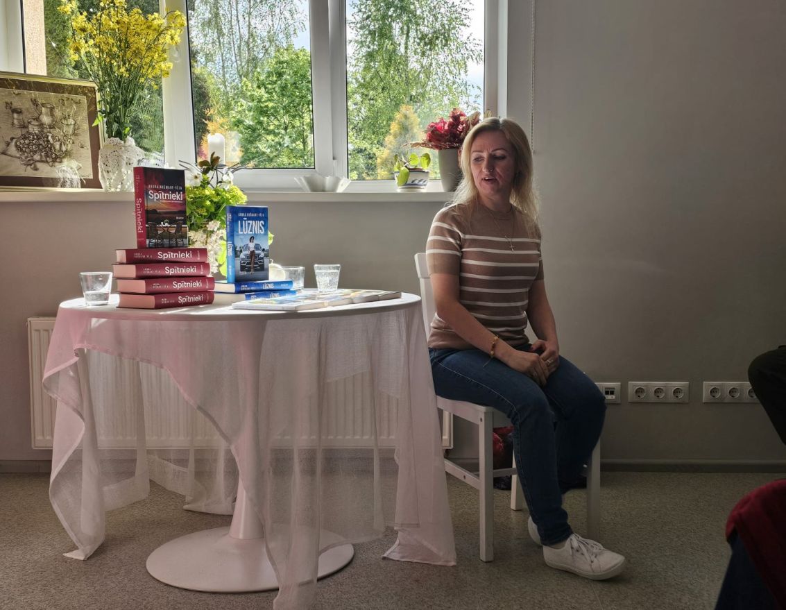 Tik&scaron;anās ar vietējo rakstnieci Andru Ru&scaron;mani-Vēju