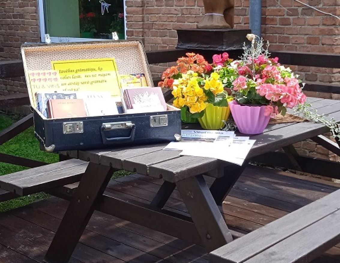 Skaistkalnes pagasta bibliotēkas āra  terases "Pie Gudrās Pūces" pārvērtības