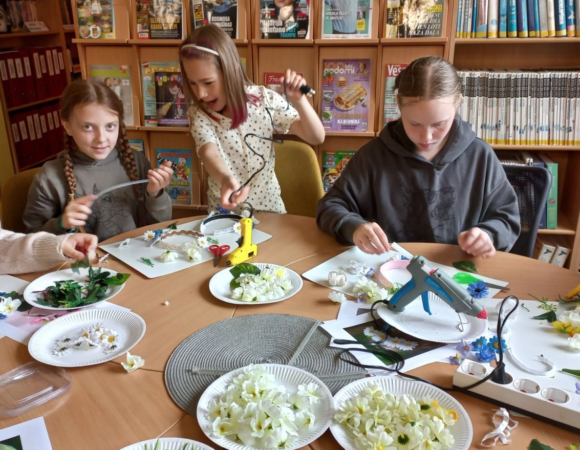 Rado&scaron;ā darbnīca "Veidojam Līgo vainadziņus"