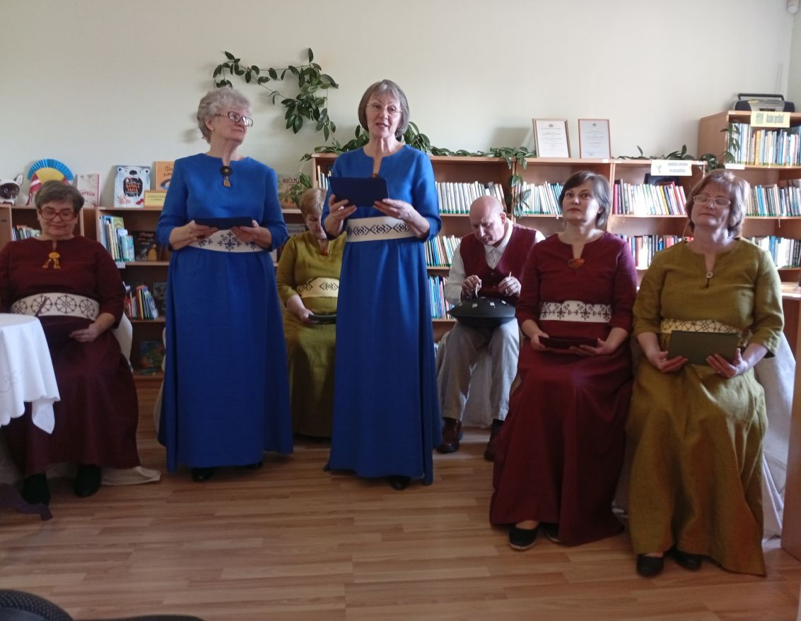 Valles amatierteātra "Briedī&scaron;i" izrāde Beibežu bibliotēkā