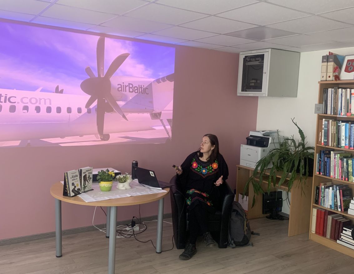 Aizvadīta tik&scaron;anās ar ceļotāju un rakstnieci Zani Eniņu