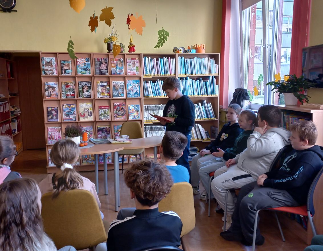 Aizvadīta tik&scaron;anās ar dzejnieci Ievu Samausku