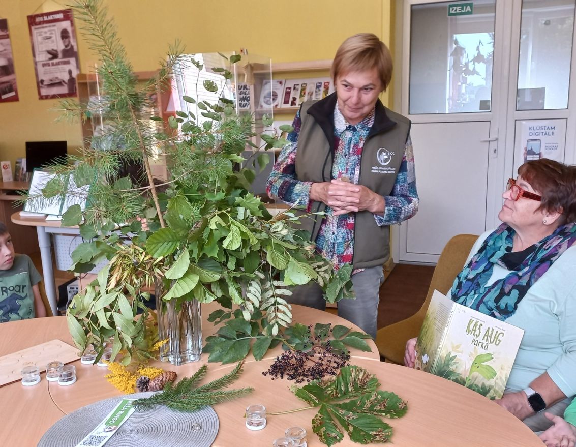 Lasītāji iepazīst meža kokus