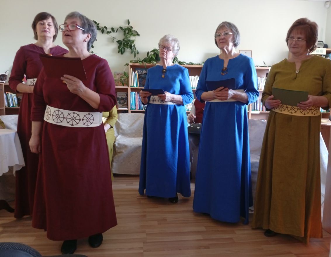 Valles amatierteātra "Briedī&scaron;i" izrāde Beibežu bibliotēkā