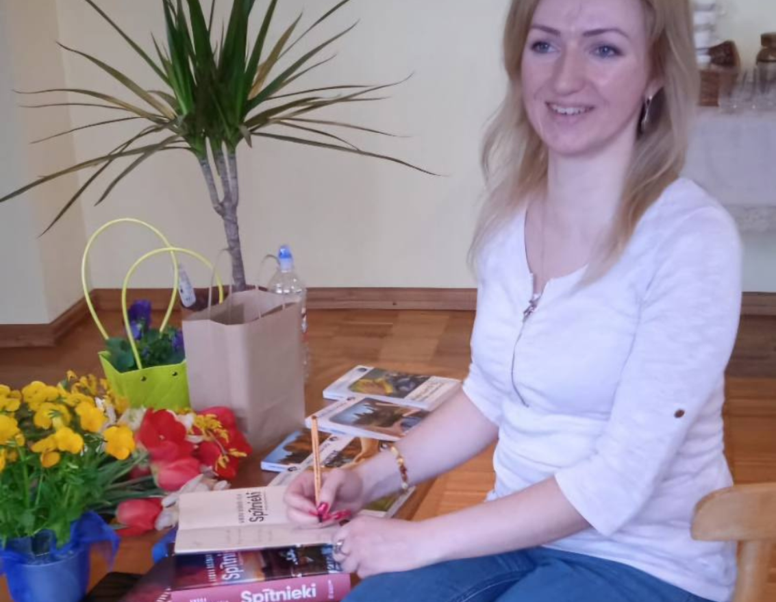  Tik&scaron;anās ar rakstnieci Andru Ru&scaron;mani - Vēju Skaistkalnes pagasta bibliotēkā