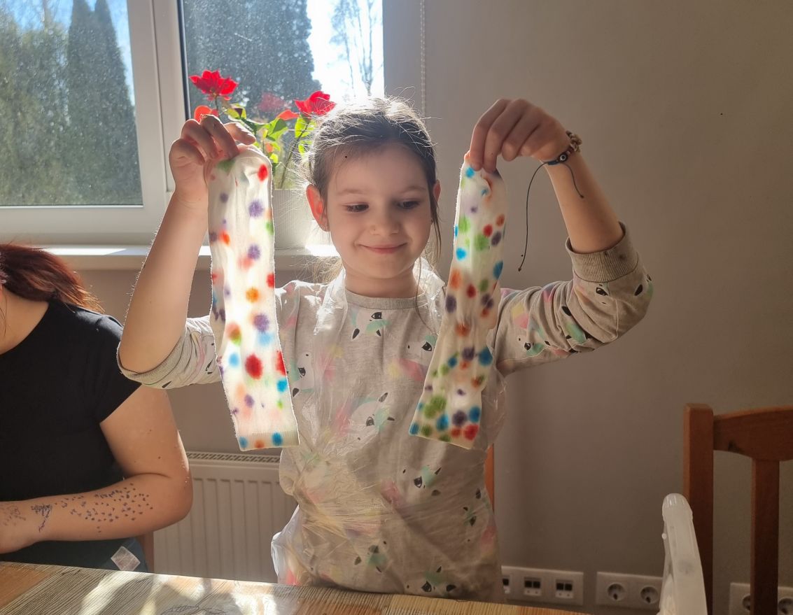 Krāsainu zeķu batiko&scaron;anas nodarbība bērniem