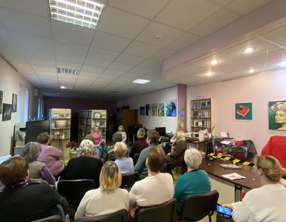 Tik&scaron;anās ar rakstnieci Andru Ru&scaron;mani-Vēju Codes bibliotēkā