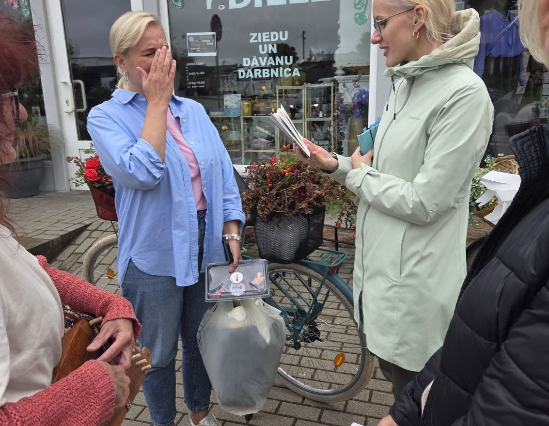 Dzejas dienu zibakcija Iecavas pilsētas ielās "VeloDzeja"