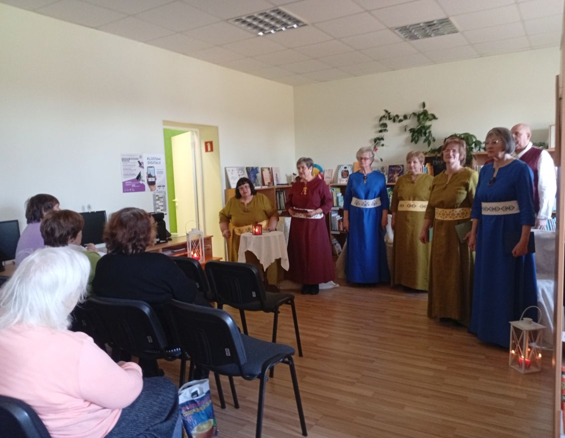 Valles amatierteātra "Briedī&scaron;i" izrāde Beibežu bibliotēkā