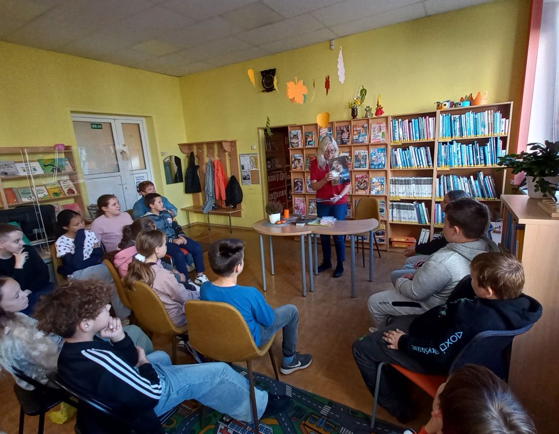 Aizvadīta tik&scaron;anās ar dzejnieci Ievu Samausku