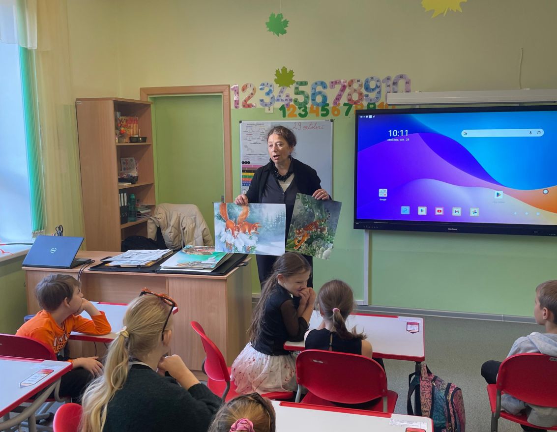 Aizvadīta tik&scaron;anās ar grāmatu autori un ilustratori Agiju Staku