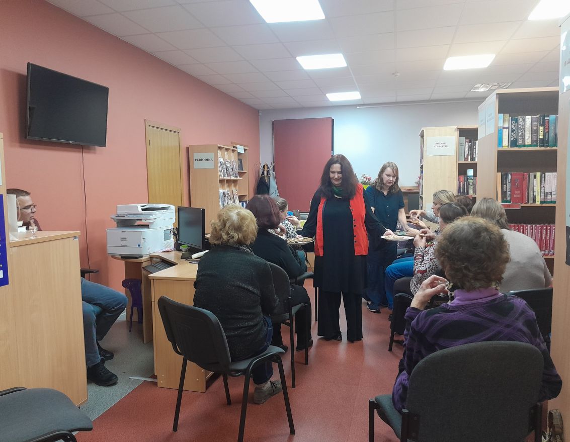 Aizvadīta tik&scaron;anās ar grāmatas "Vienaldzīgo nav!" autorēm