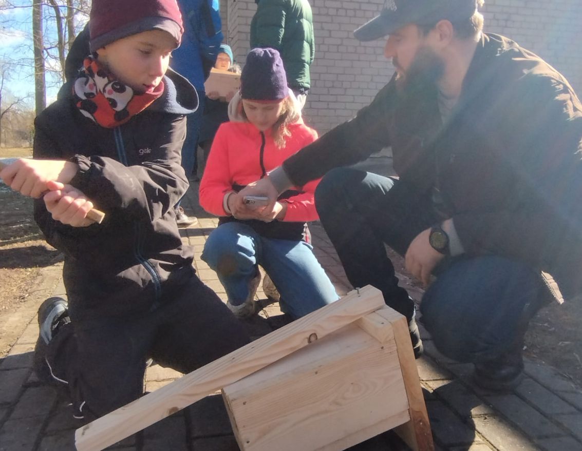 "Sagaidām mājas strazdus kopā ar Līdaku!" Putnu būru gatavo&scaron;ana strazdiem Ingmāra Līdakas vadībā