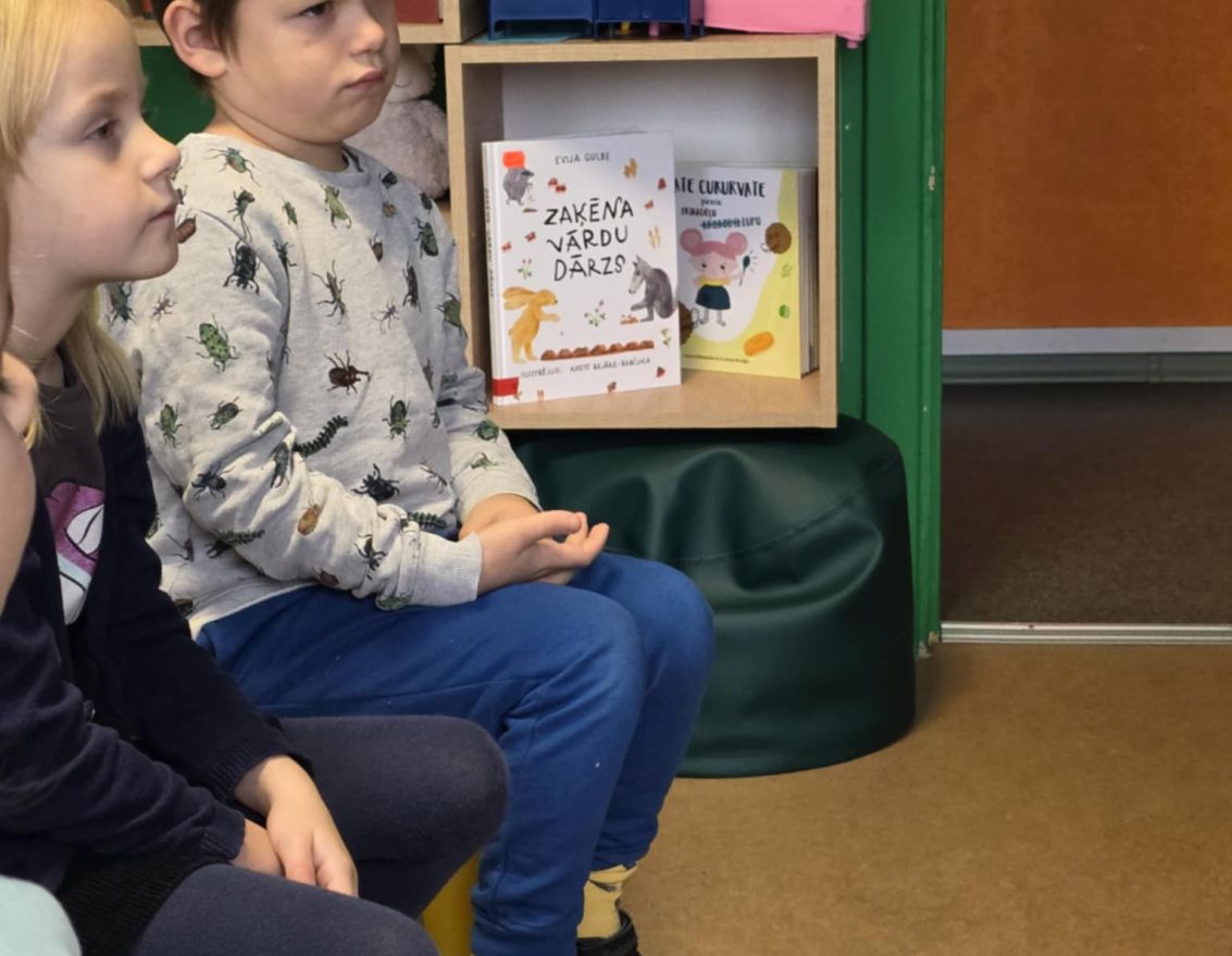 Ikmēne&scaron;a bibliotēkas stunda pirmsskolas vecuma bērniem