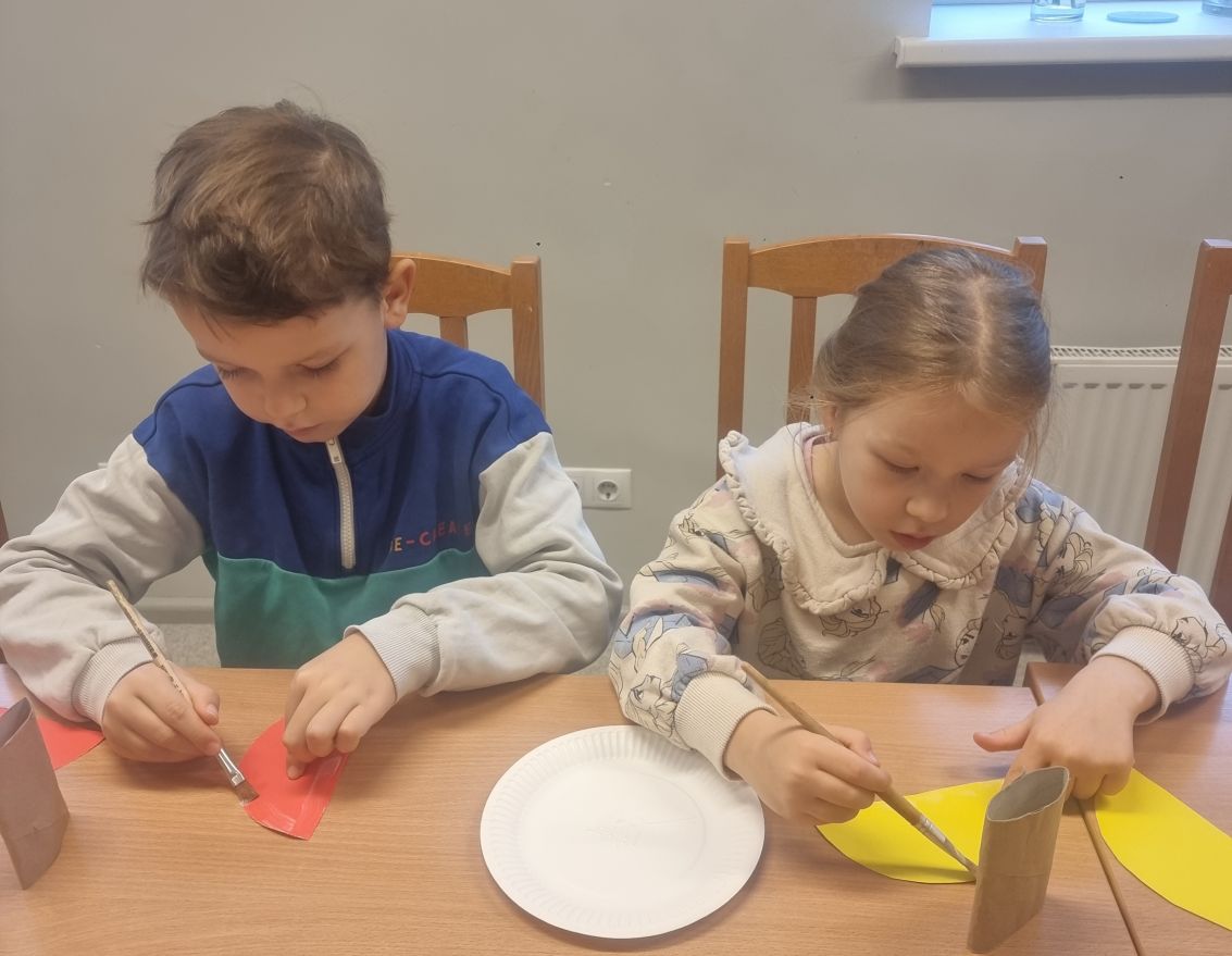 Bērni ietērpj Zorģu bibliotēku rudens rotā