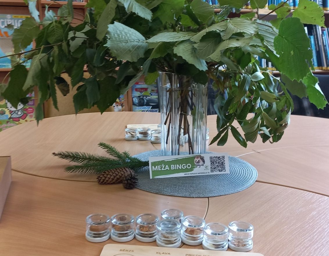 Lasītāji iepazīst meža kokus