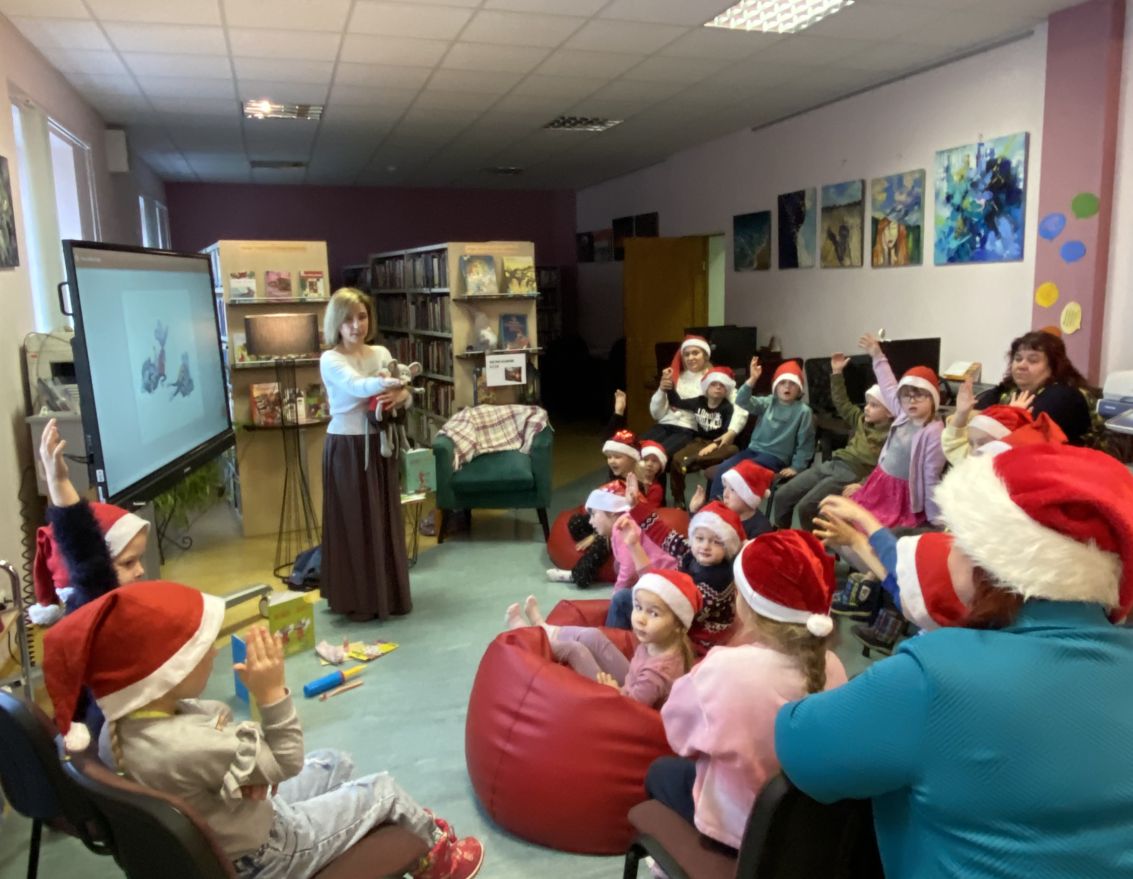 Codes bibliotēkā aizvadīta tik&scaron;anās ar rakstnieci un dzejnieci Eviju Gulbi