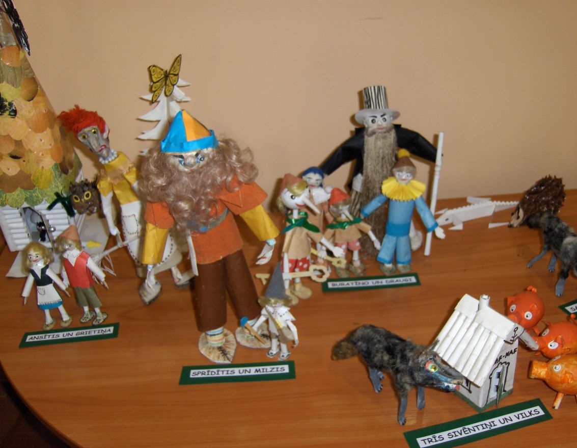 Izstāde Bārbeles bibliotēkā "Papīra lapas pārvērtību pasaulē"