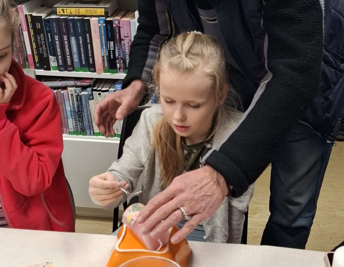 Sveču mēnesim veltīta rado&scaron;ā darbnīca