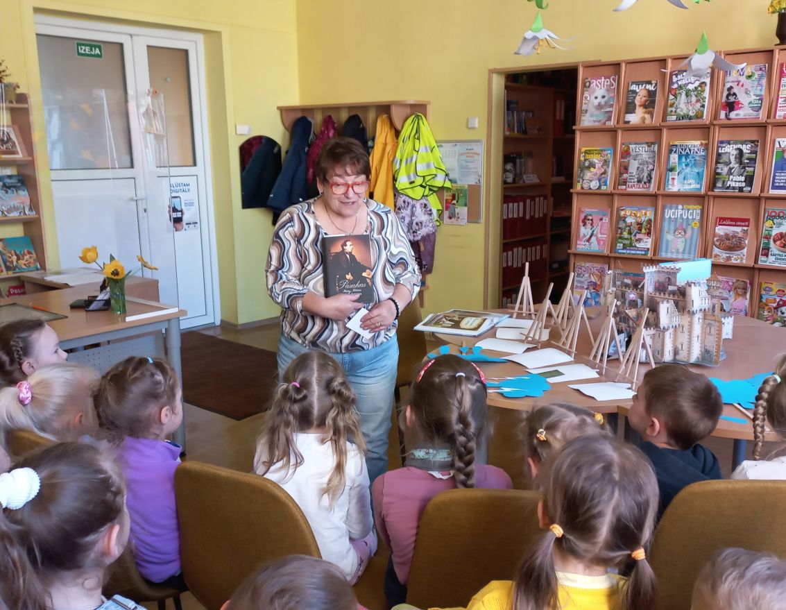 Pirmsskolnieki Bibliotēku nedēļā iepazīst Iecavas bērnu bibliotēku