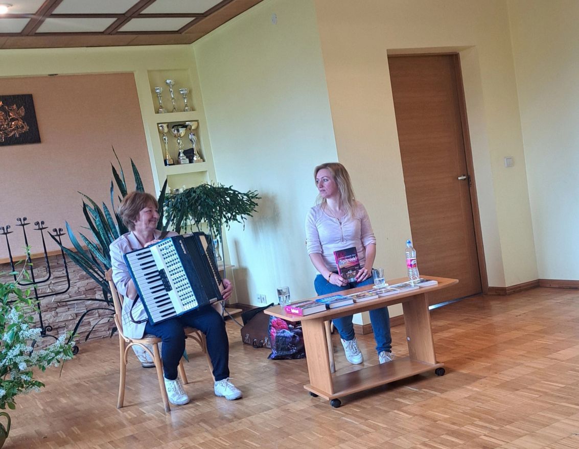  Tik&scaron;anās ar rakstnieci Andru Ru&scaron;mani - Vēju Skaistkalnes pagasta bibliotēkā