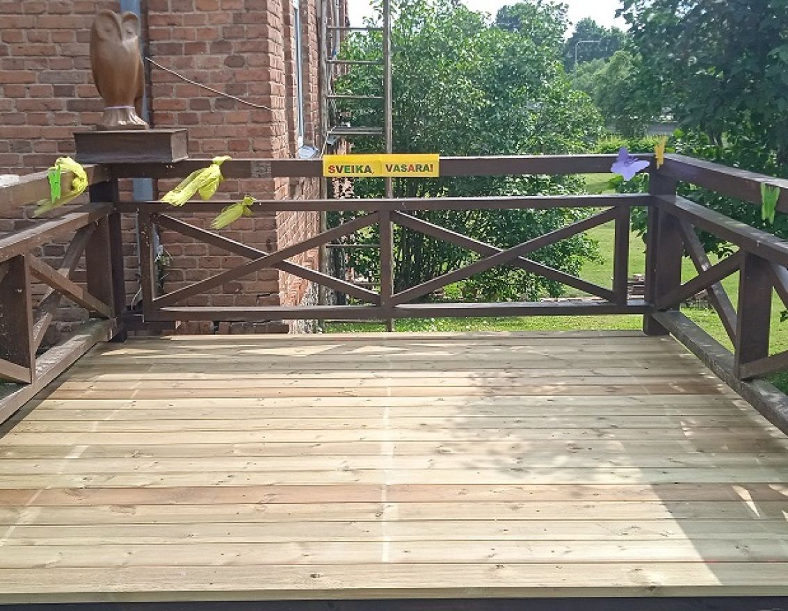 Skaistkalnes pagasta bibliotēkas āra  terases "Pie Gudrās Pūces" pārvērtības