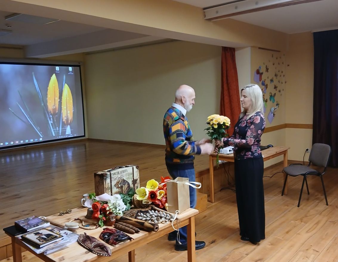 Par &scaron;amaņiem un tautu dziedniekiem dažādās pasaules valstīs