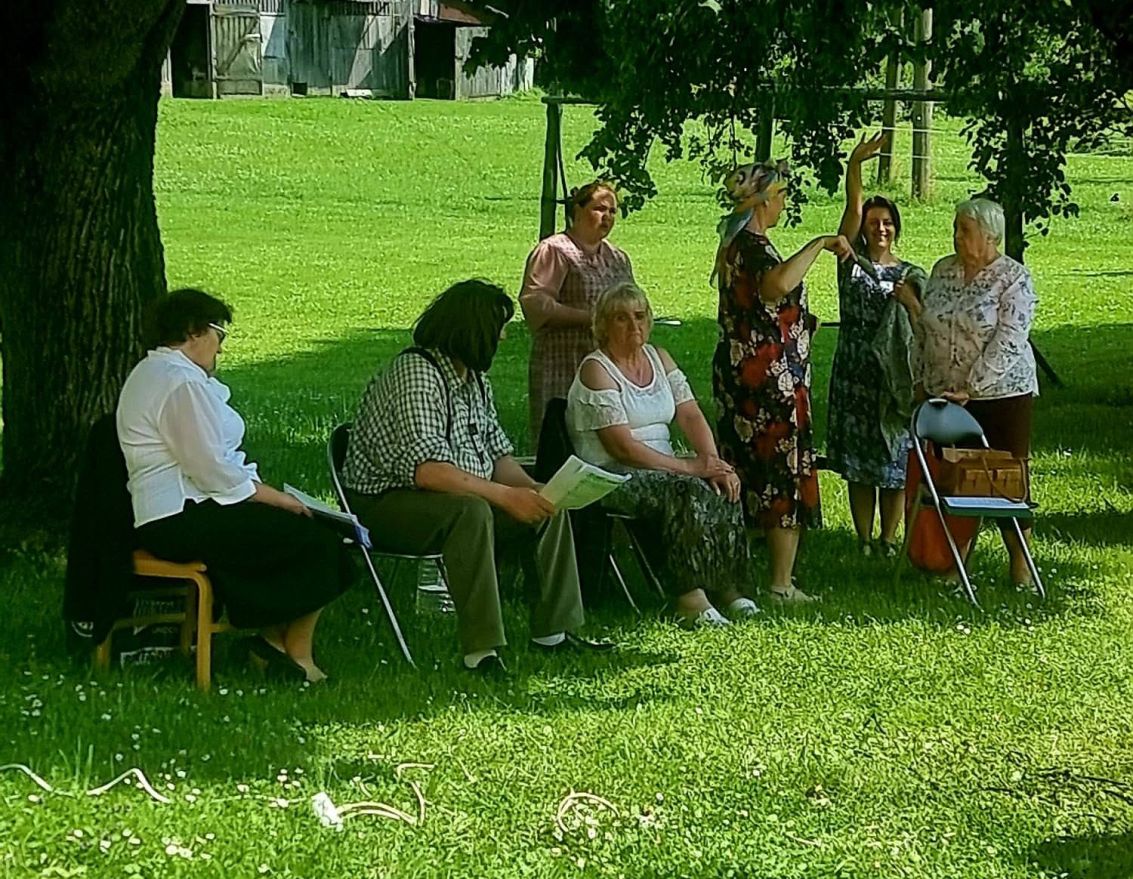 Noskatīta Vecumnieku amamtierteātra "Vecmuiža" izrāde "Tās kartupeļu kastes..."