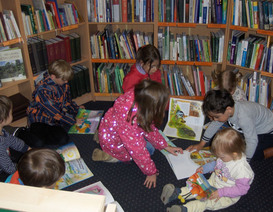 Bārbeles skolas "Saknes un spārni" bērnu dārza grupiņas ekskursijas bibliotēkā