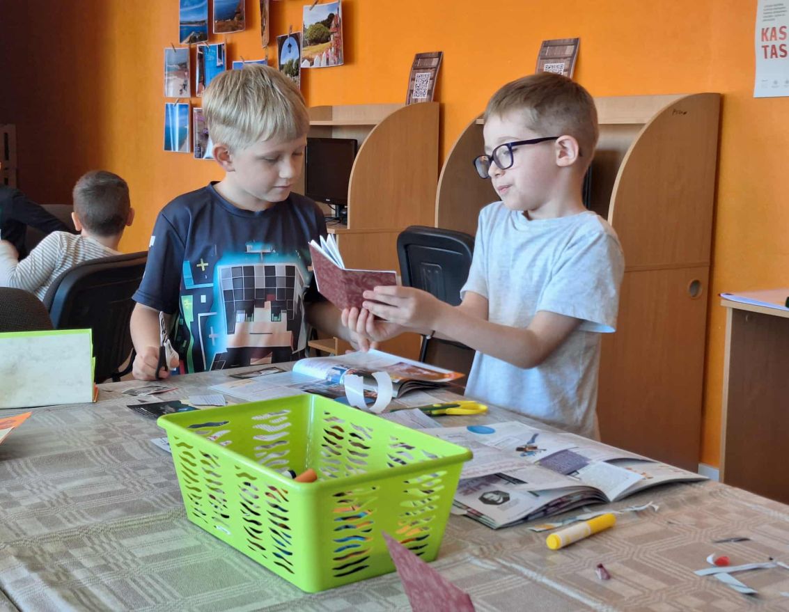 Bērni gatavo grāmatas par godu "Latvijas grāmatai 500"