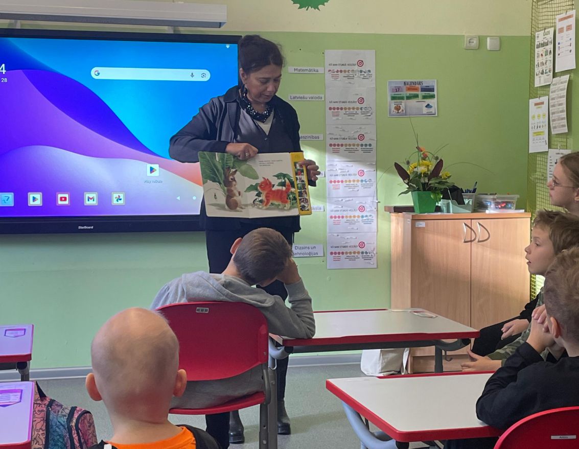 Aizvadīta tik&scaron;anās ar grāmatu autori un ilustratori Agiju Staku