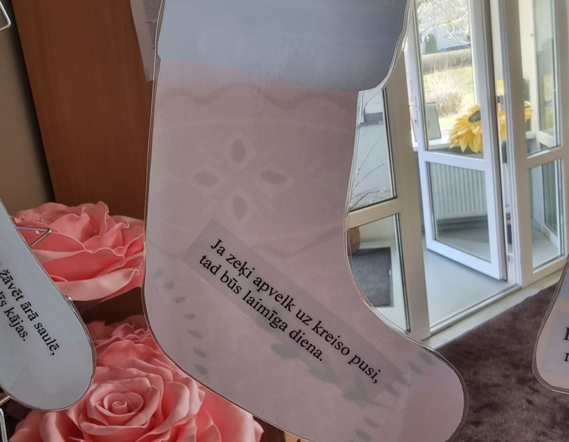 Krāsainu zeķu batiko&scaron;anas nodarbība bērniem