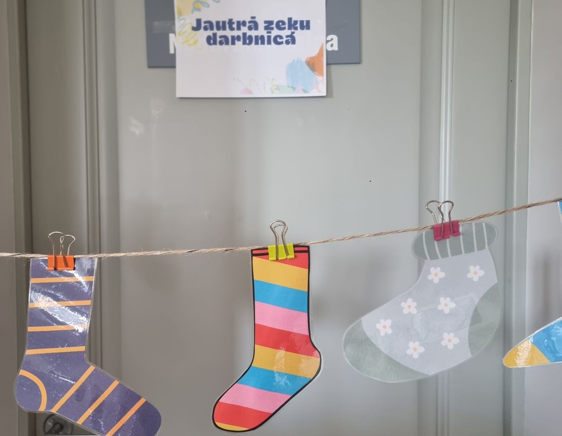 Krāsainu zeķu batiko&scaron;anas nodarbība bērniem