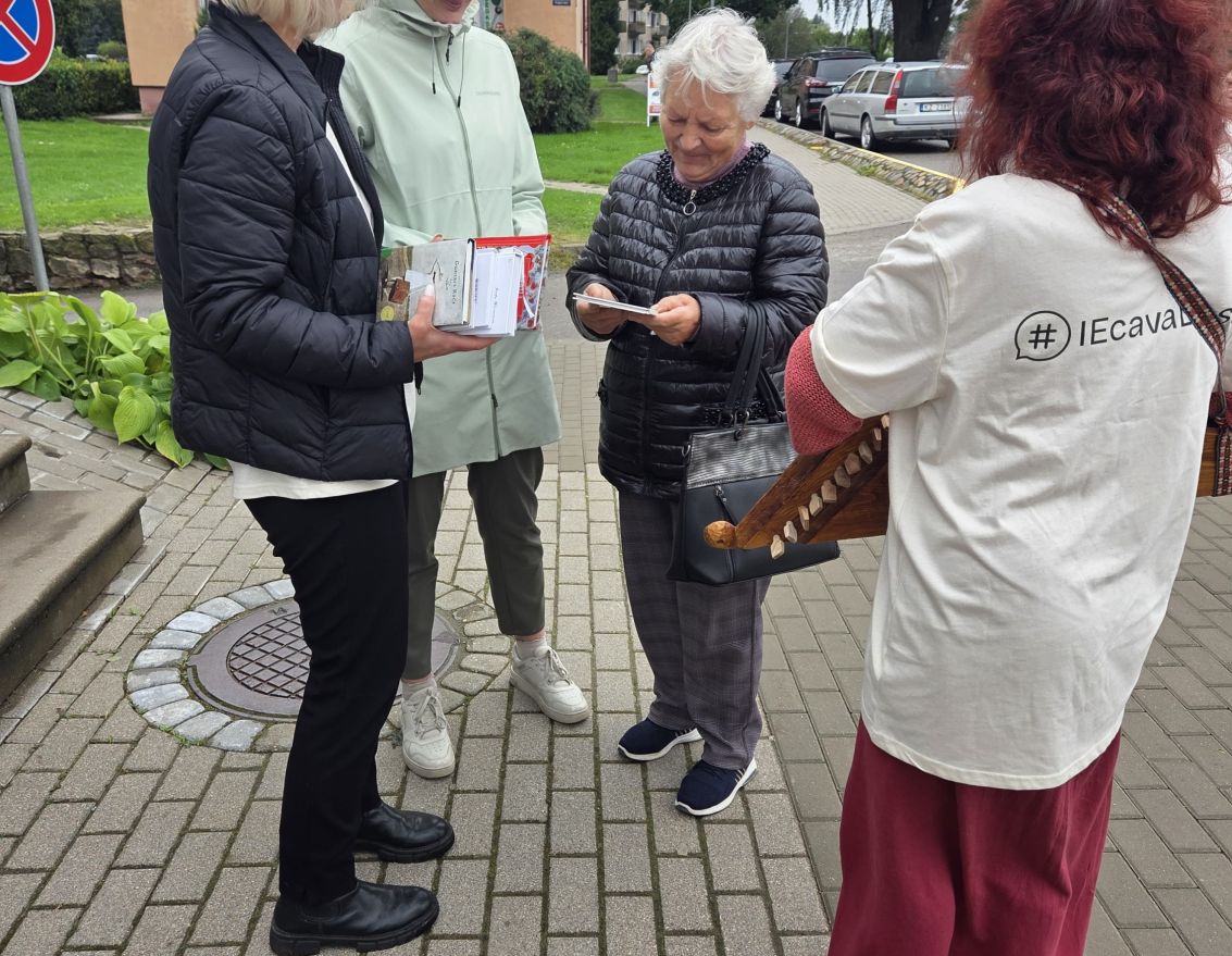 Dzejas dienu zibakcija Iecavas pilsētas ielās "VeloDzeja"