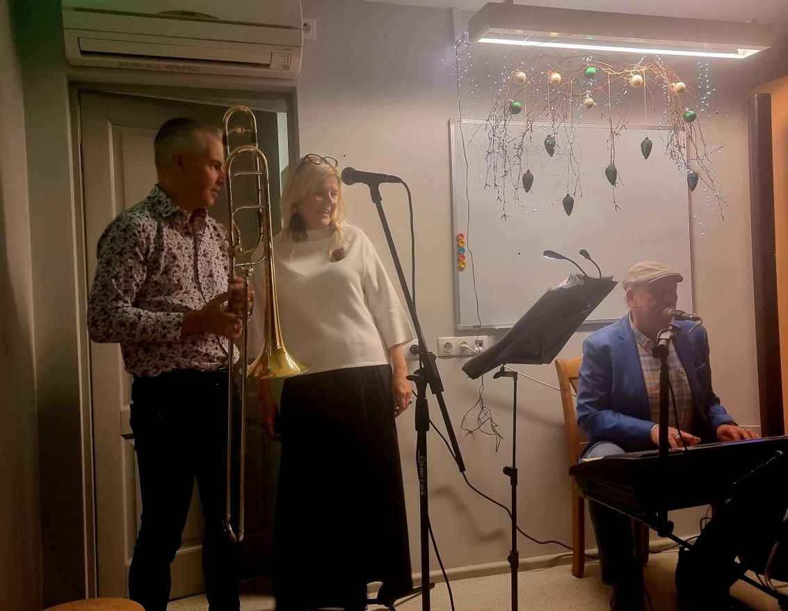 Literāri muzikāla tik&scaron;anās Ziemassvētku noskaņās ar Lindu Tīmani, Kasparu Tīmani un Normundu Jaku&scaron;onoku